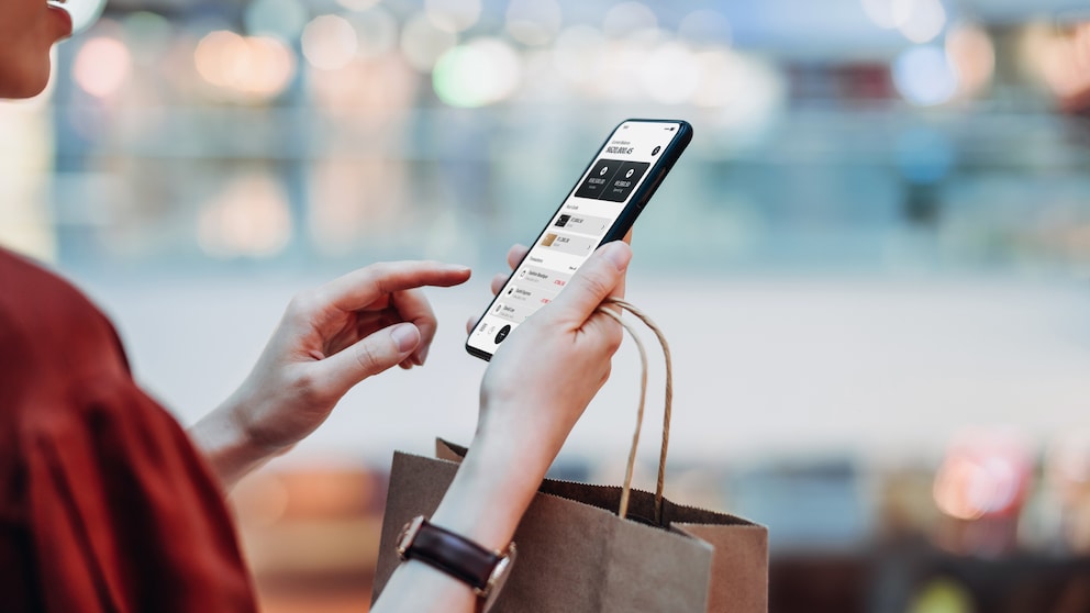 Frau shoppt über das Smartphone