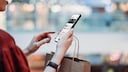 Frau shoppt über das Smartphone