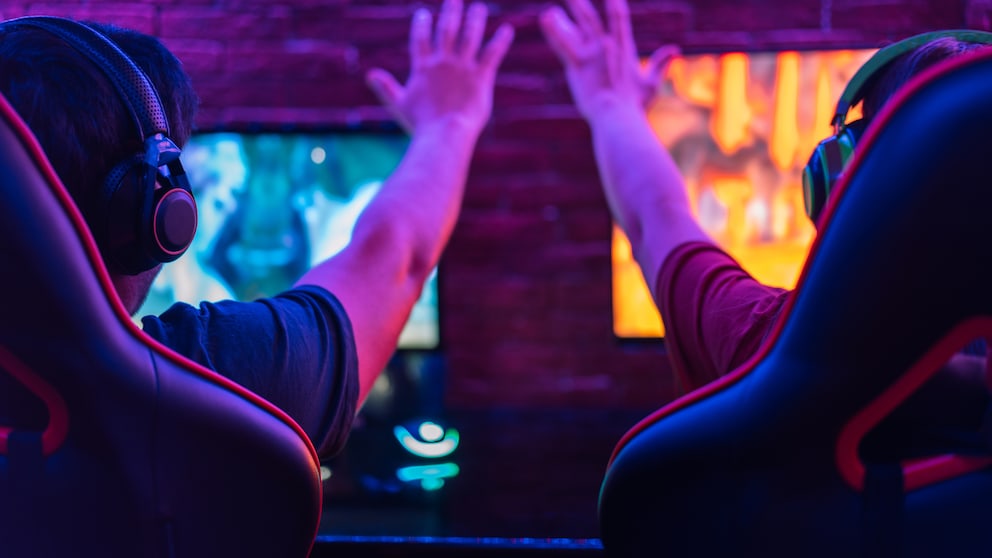 Gaming Stuhl Aldi: Zwei Gamer von hinten beim Spielen