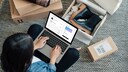 Frau beim Online-Shopping