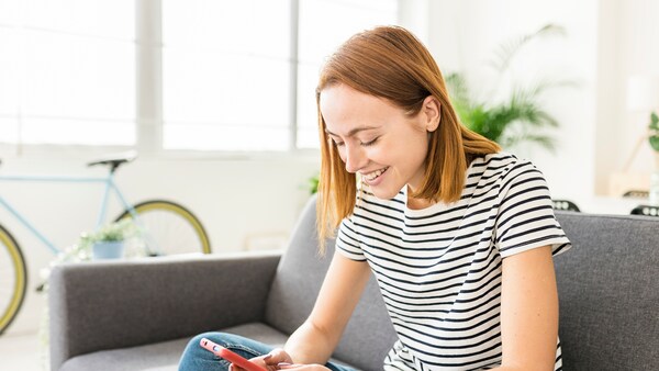 Frau mit Smartphone