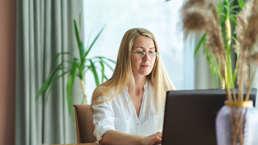 Frau am Laptop