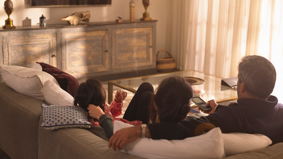 Streaming Pfingsten Tipps: Eine Familie vor dem Fernseher