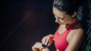 Smartwatch Funktion Frau misst Puls