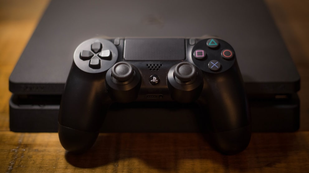 PlayStation 4 Ende: Konsole in schwarz mit Controller