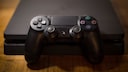 PlayStation 4 Ende: Konsole in schwarz mit Controller