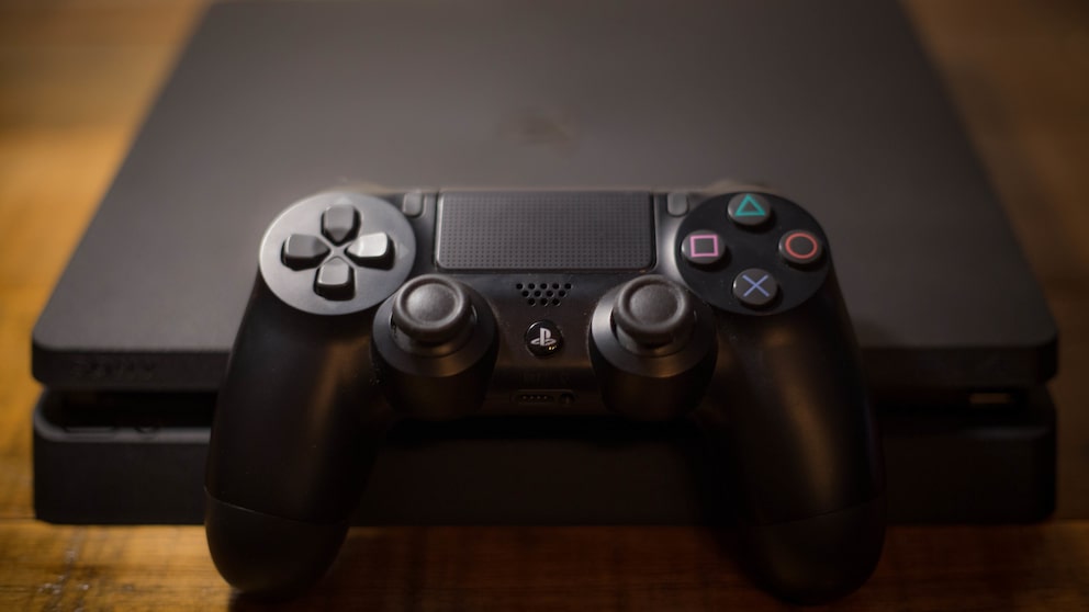 PlayStation 4 Ende: Konsole in schwarz mit Controller