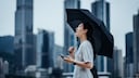 Wetter-Apps Frau mit Regenschirm und Smartphone