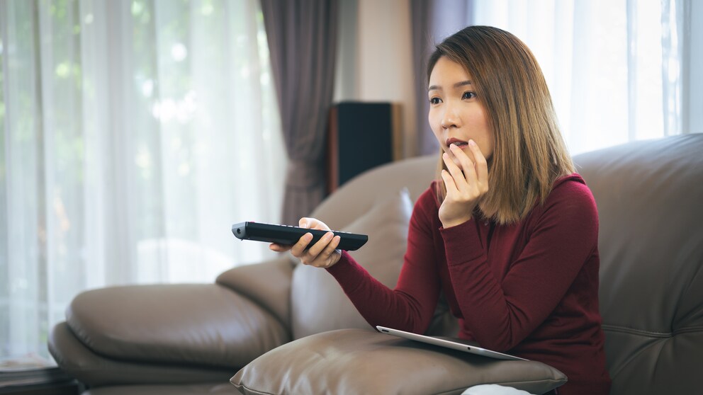 Frau schaut TV: Sat.1 Programm am Wochenende