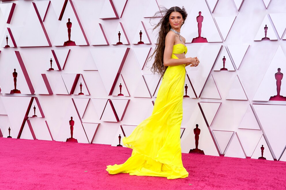 Zendaya in gelbem Kleid bei den Oscars 2021