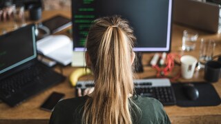 Frau am PC