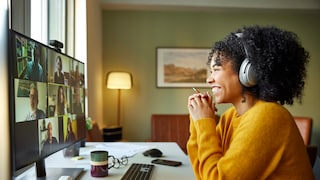 Frau chattet am PC per Video mit Kollegen