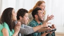 Sky Sport und Showcase: Gutgelaunte Gruppe von Freunden vor dem Fernseher