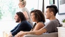 Streaming Tipps vier junge Menschen sehen zusammen TV