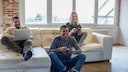 Gaming-Angebote zum Amazon prime Day: zwei Männer und eine Frau zocken auf Konsole und Laptop