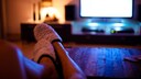 Frau vor dem Fernseher