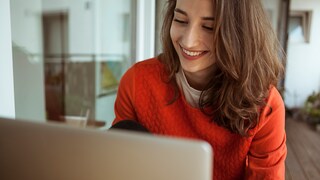 Frau am Laptop