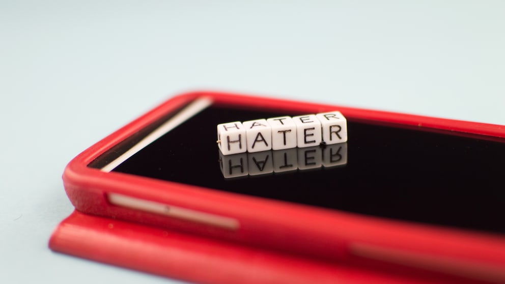 Hass-Postings und Hate Speech: Das Wort „Hater“ auf einem Smartphone