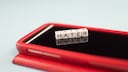 Hass-Postings und Hate Speech: Das Wort „Hater“ auf einem Smartphone