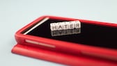 Hass-Postings und Hate Speech: Das Wort „Hater“ auf einem Smartphone