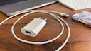 USB A Netzteil Apple mit iPhone, Macbook und Apple Tastatur
