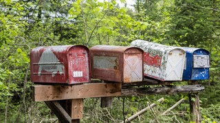 Alte abgenutzte Briefkästen auf einem Balken. Auch das E-Mail-Postfach muss vor Überfüllung geschützt werden.