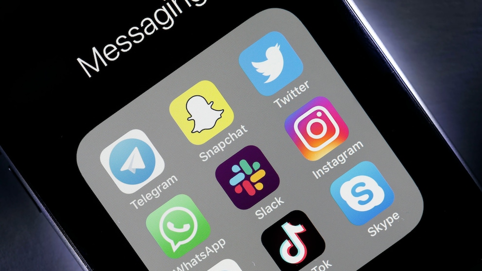 Slack Messenger Symbol auf Handy-Display neben anderen Icons (Telegram, Snapchat, Twitter, WhatsApp etc.)