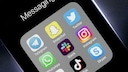 Slack Messenger Symbol auf Handy-Display neben anderen Icons (Telegram, Snapchat, Twitter, WhatsApp etc.)