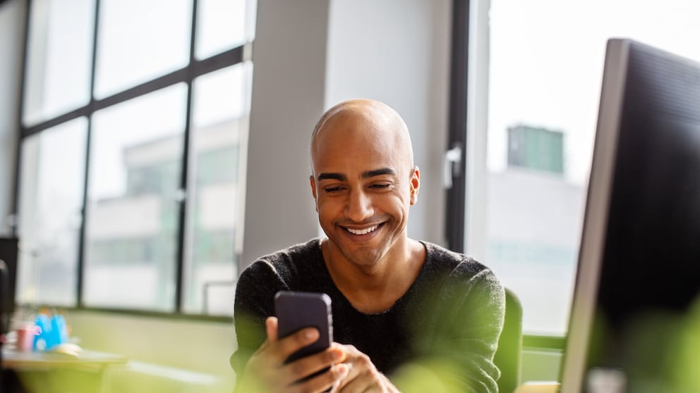Mann nutzt WhatsApp Web am PC