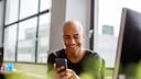 Mann nutzt WhatsApp Web am PC