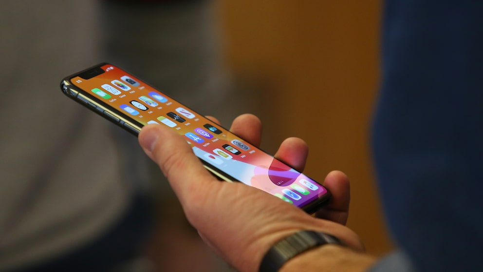 Nutzer schaut auf sein iPhone in der Hand