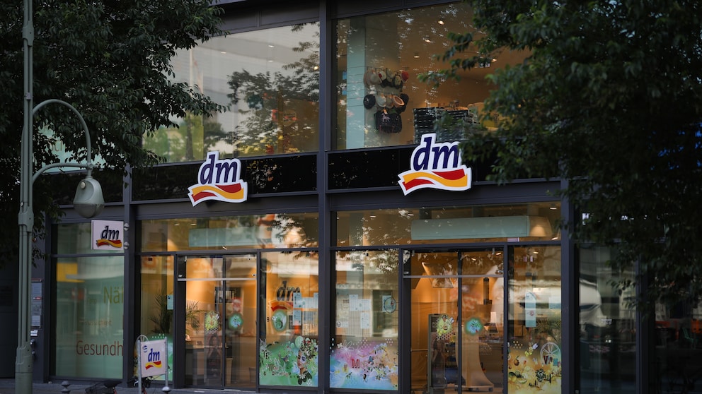 dm Logo Filiale von außen Drogerie-Markt führt Abholstation ein