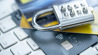 Kreditkarten mit Zahlenschloss auf Computertastatur
