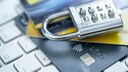 Kreditkarten mit Zahlenschloss auf Computertastatur