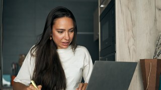 Frau am Laptop macht ihre Steuer
