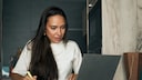 Frau am Laptop macht ihre Steuer