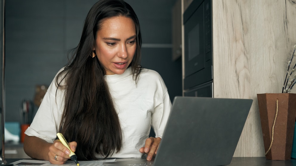 Frau am Laptop macht ihre Steuer