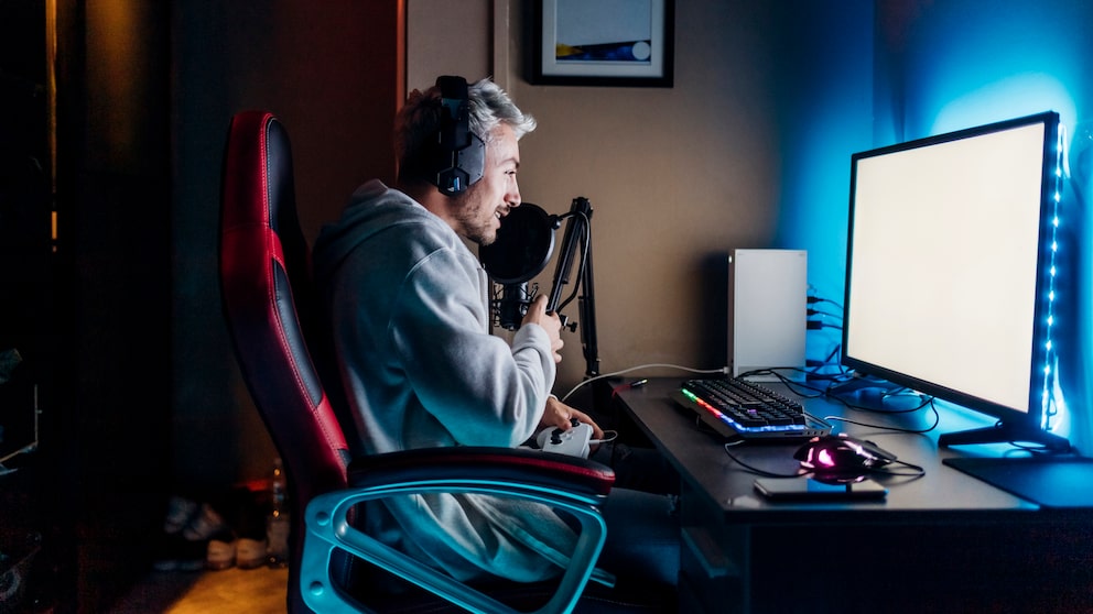 Gamer mit Equipment: Gaming Stühle Kaufratgeber