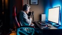 Gamer mit Equipment: Gaming Stühle Kaufratgeber