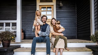 Kinder Fotos Internet Familie posiert für ein Foto vor einem Haus
