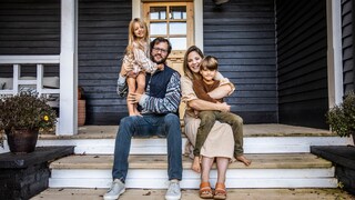 Kinder Fotos Internet Familie posiert für ein Foto vor einem Haus