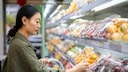 Frau im Supermarkt
