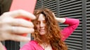 Frau macht Selfie mit dem Handy