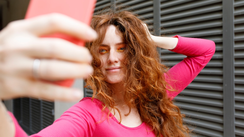 Frau macht Selfie mit dem Handy