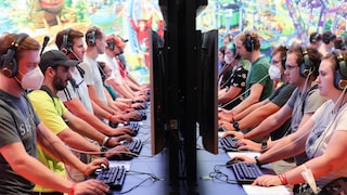 Gamescom 2022 Press Day viele Leute spielen Videospiele am PC