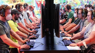 Gamescom 2022 Press Day viele Leute spielen Videospiele am PC