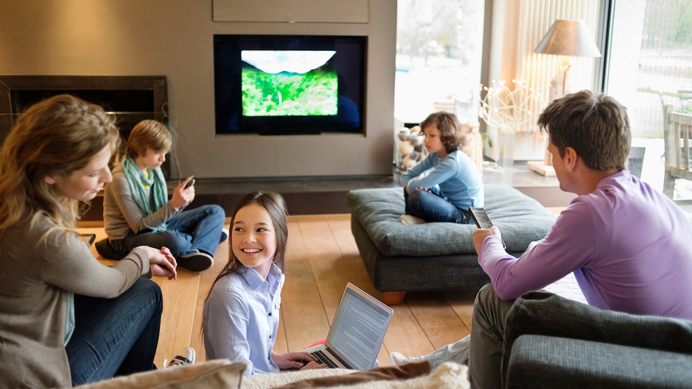 Streaming Dienst Familie mit Fernseher, Laptop, Smartphone