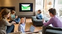 Streaming Dienst Familie mit Fernseher, Laptop, Smartphone