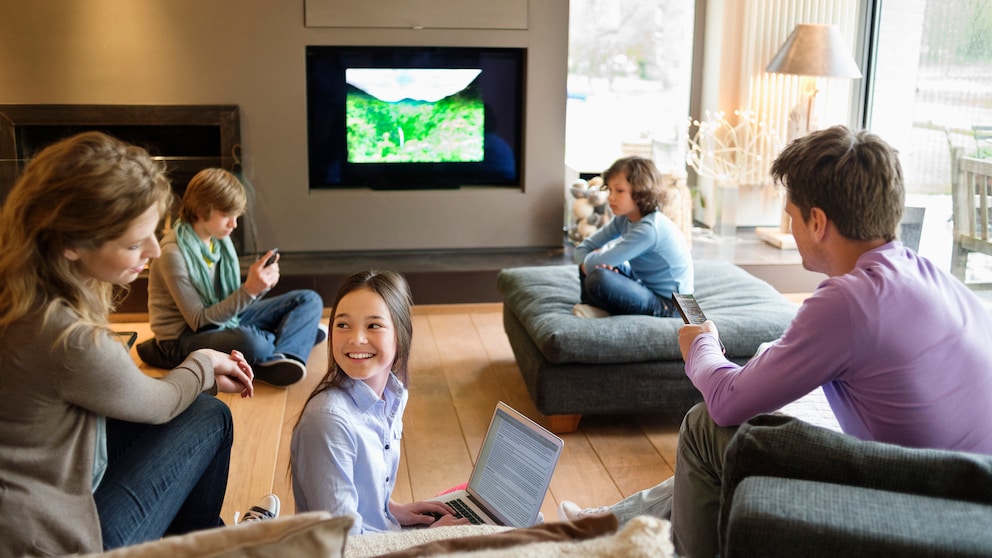 Streaming Dienst Familie mit Fernseher, Laptop, Smartphone