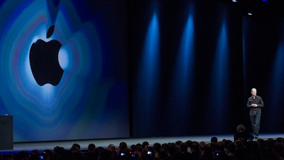 Apple Keynote 2022 Tim Cook auf Bühne mit Apple-Logo
